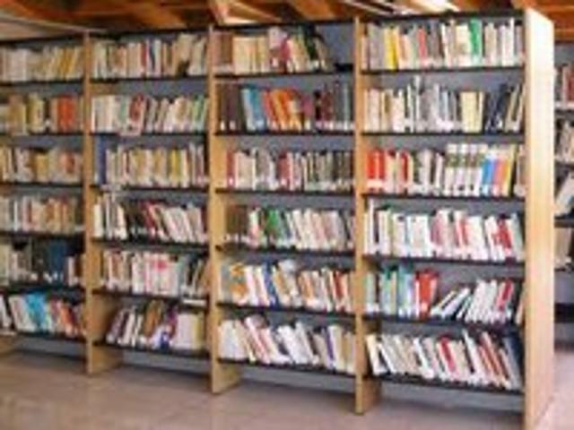 b) Biblioteca Comunale "Ugo Nomi Venerosi Pesciolini"
